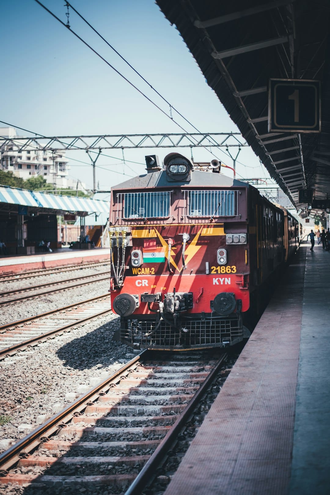 रेलवे स्टेशन पर खड़ी ट्रेन